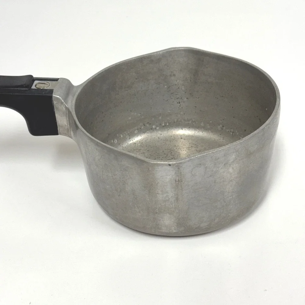Vintage Wagner Ware Magnalite 1.5 Qt saucepan w/ Lid Double Pour Spout 468 1/2M